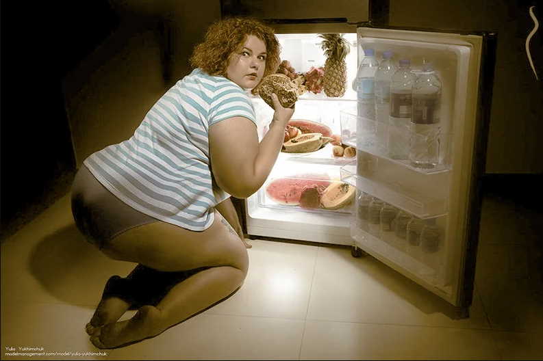 Стервы наклоняются раком чтобы что-то взять из холодильника
